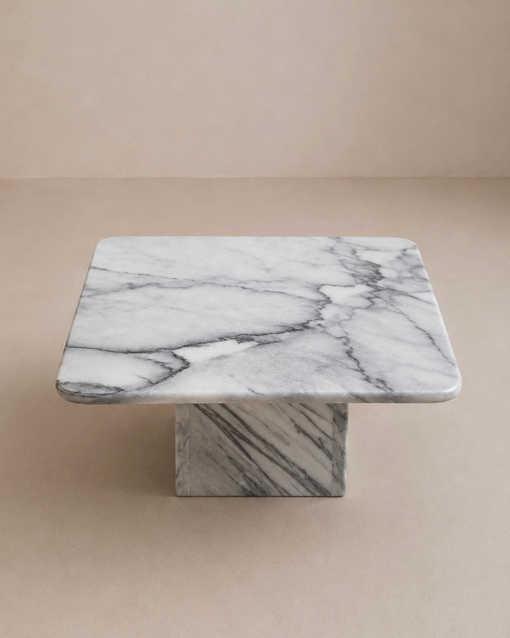 Table basse carrée en marbre blanc veiné — design italien, circa 1970