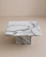 Table basse carrée en marbre blanc veiné — design italien, circa 1970