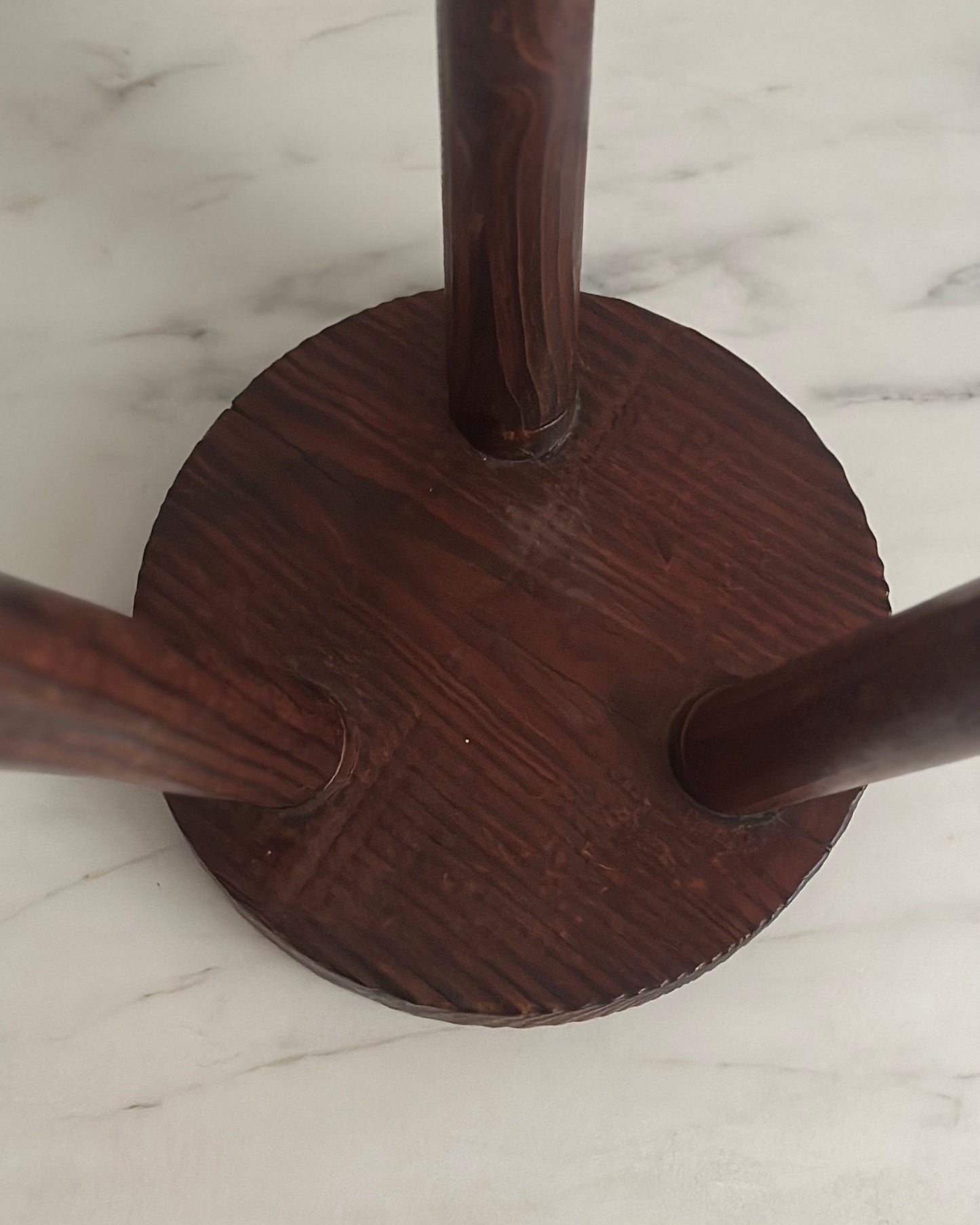 Tabouret tripode sculpté à l'adze, France