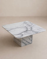Table basse carrée en marbre blanc veiné — design italien, circa 1970