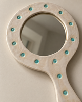Miroir à main en céramique émaillée à décor de pastilles — monogrammé OB