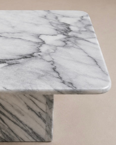 Table basse carrée en marbre blanc veiné — design italien, circa 1970