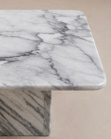 Table basse carrée en marbre blanc veiné — design italien, circa 1970