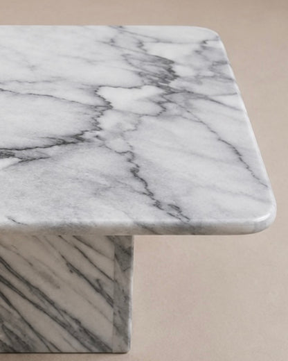Table basse carrée en marbre blanc veiné — design italien, circa 1970