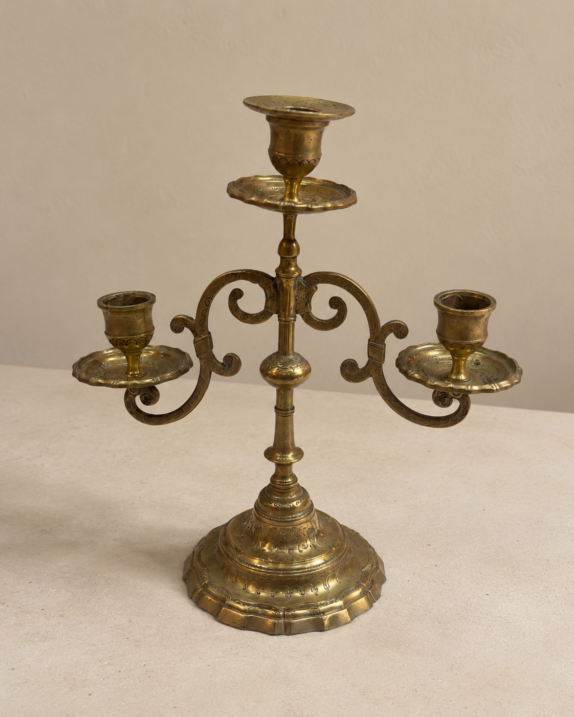 Candélabre à trois lumières en laiton gravé — France, circa 1900