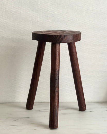 Tabouret tripode sculpté à l'adze, France