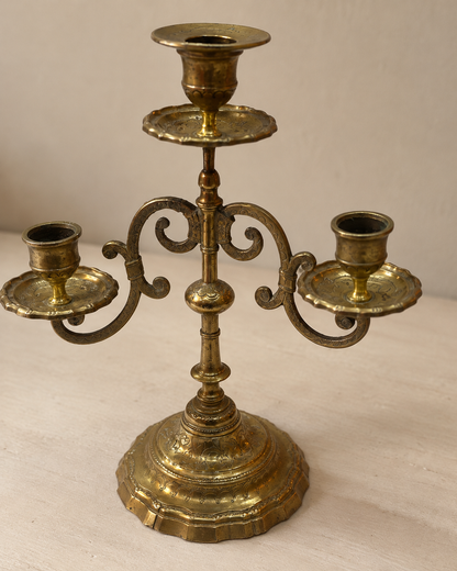 Candélabre à trois lumières en laiton gravé — France, circa 1900