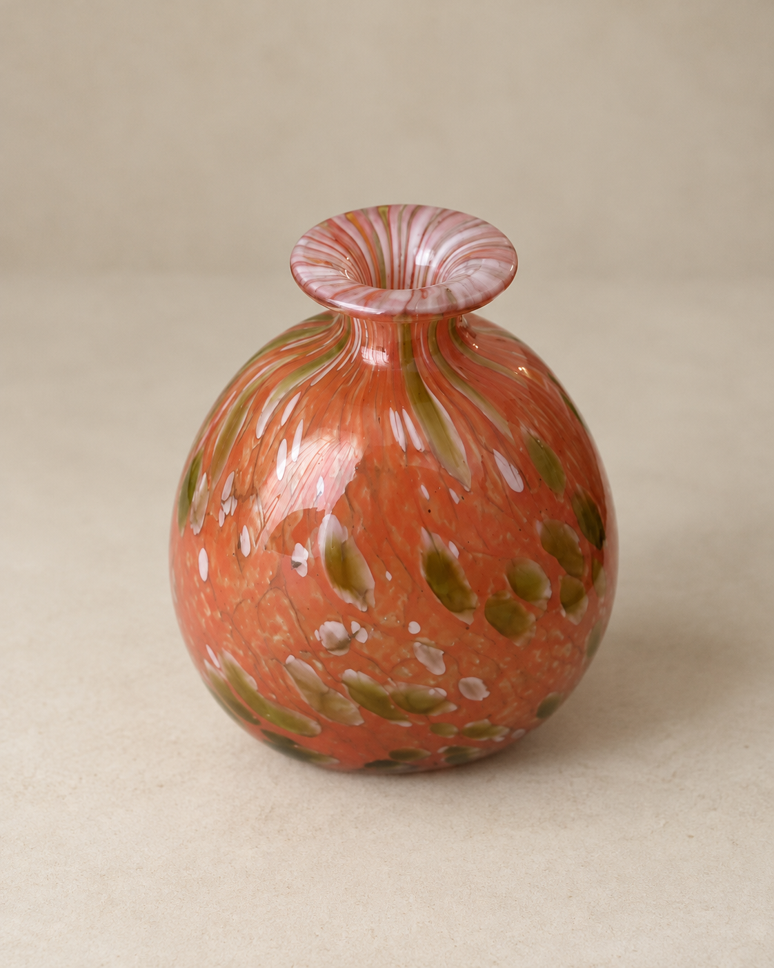 Vase boule en verre soufflé à décor moucheté — Mdina Glass, Malte, années 1970