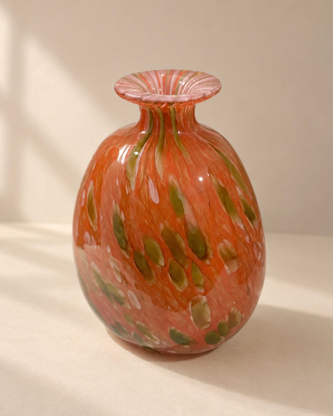 Vase boule en verre soufflé à décor moucheté — Mdina Glass, Malte, années 1970