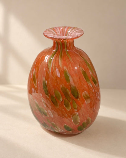 Vase boule en verre soufflé à décor moucheté — Mdina Glass, Malte, années 1970