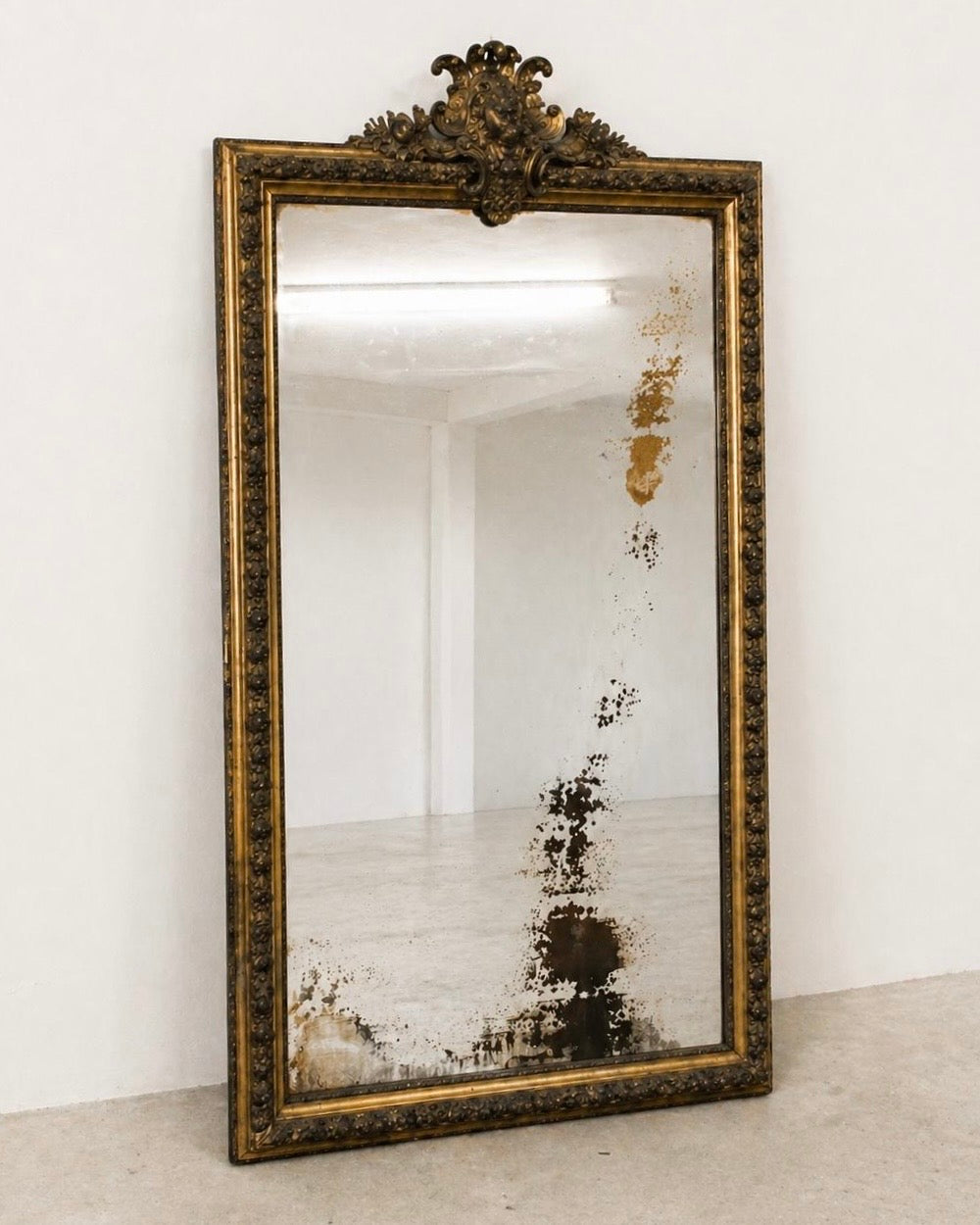 Miroir à fronton au lion — France, XIXe siècle