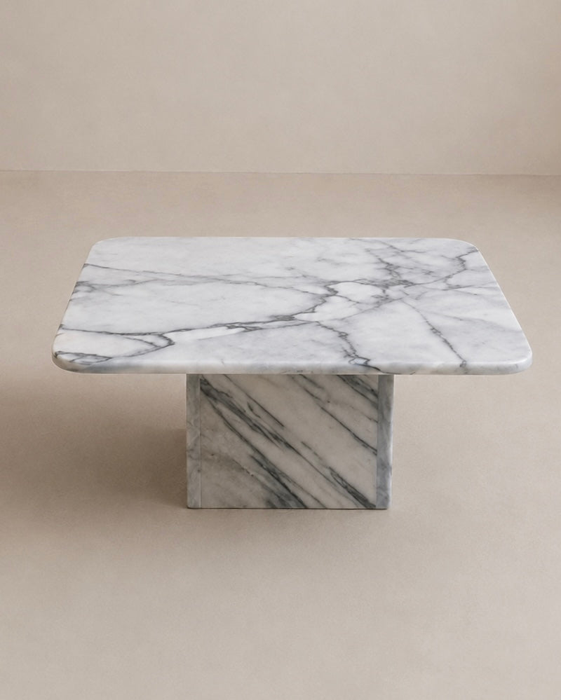 Table basse carrée en marbre blanc veiné — design italien, circa 1970