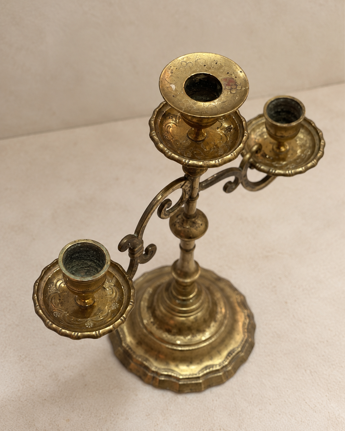 Candélabre à trois lumières en laiton gravé — France, circa 1900