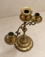 Candélabre à trois lumières en laiton gravé — France, circa 1900