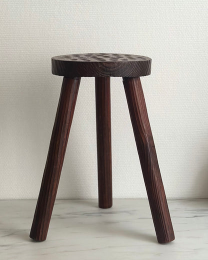 Tabouret tripode sculpté à l'adze, France