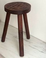 Tabouret tripode sculpté à l'adze, France