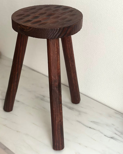 Tabouret tripode sculpté à l'adze, France