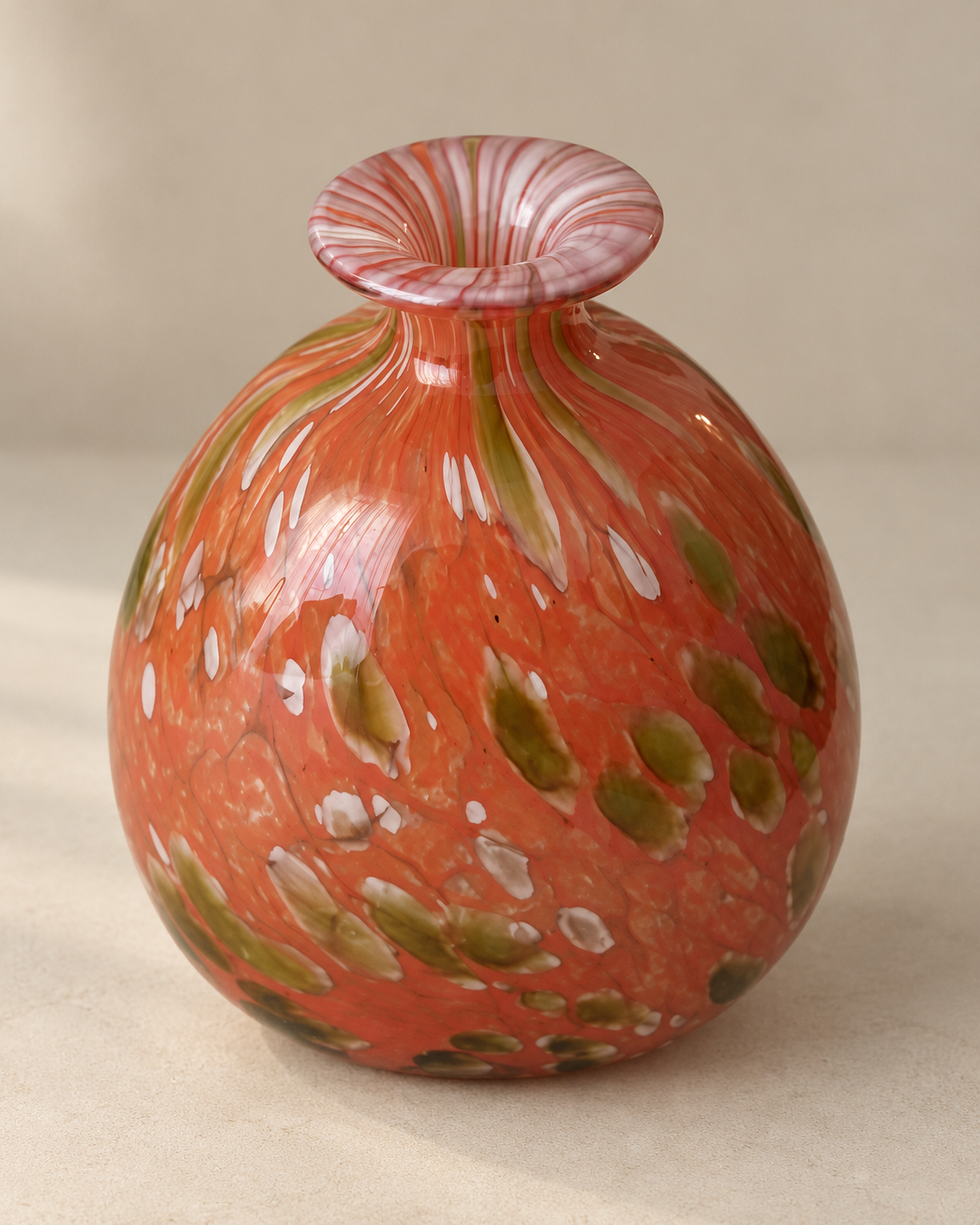Vase boule en verre soufflé à décor moucheté — Mdina Glass, Malte, années 1970