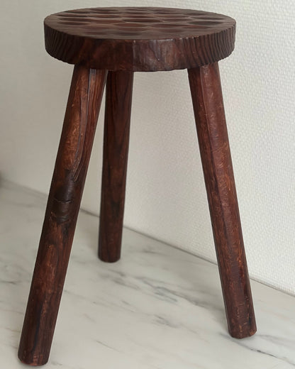 Tabouret tripode sculpté à l'adze, France