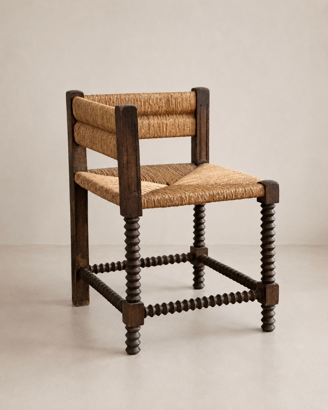 Fauteuil d'angle à piétement tourné en chapelet, dans le goût de Charles Dudouyt — France, circa 1940