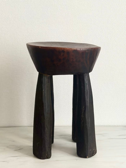 Tabouret tripode en bois sculpté, art Sénoufo
