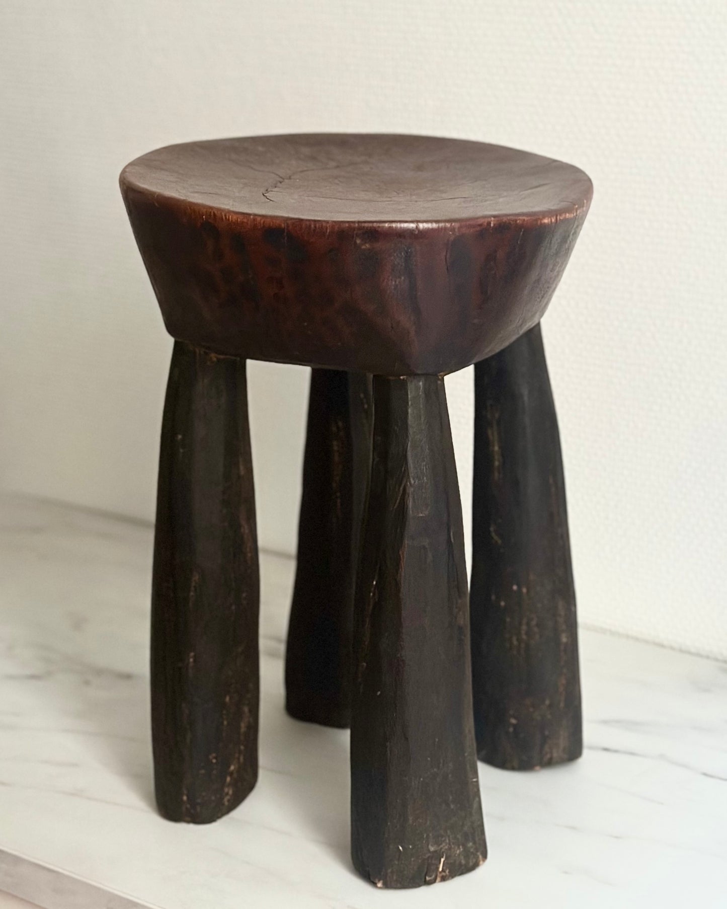 Tabouret tripode en bois sculpté, art Sénoufo