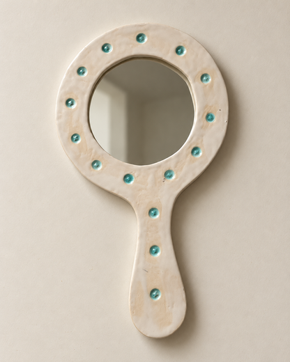 Miroir à main en céramique émaillée à décor de pastilles — monogrammé OB