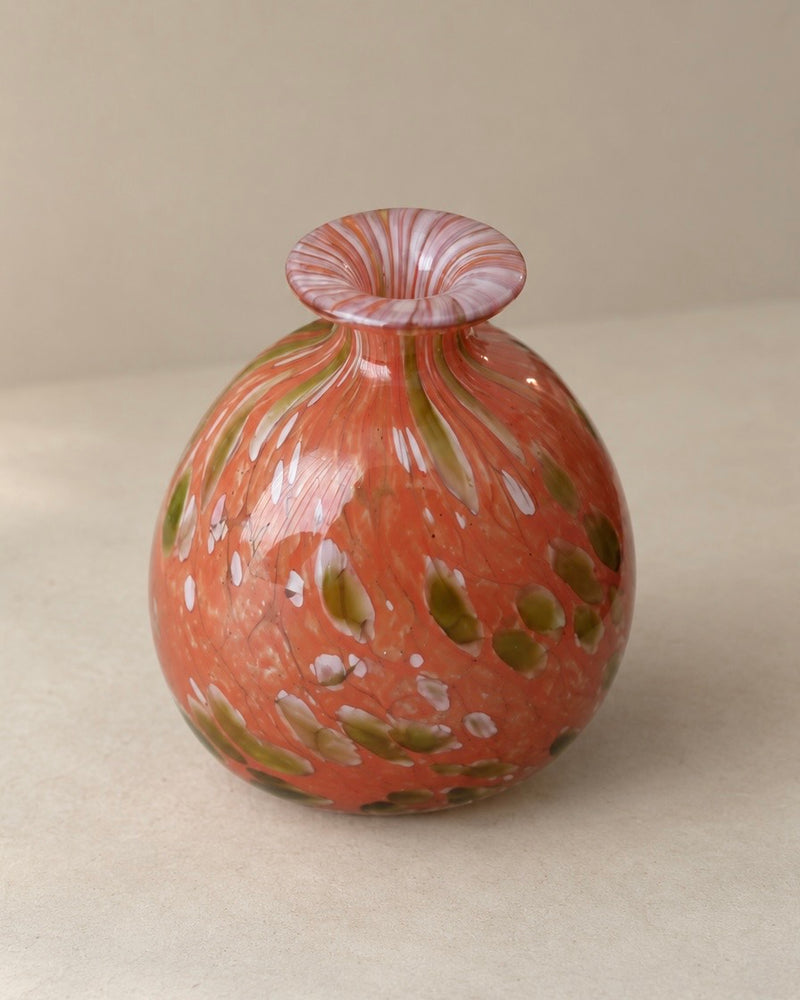Vase boule en verre soufflé à décor moucheté — Mdina Glass, Malte, années 1970