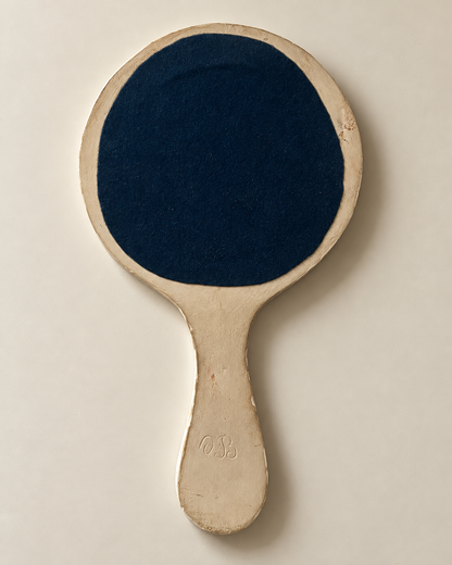 Miroir à main en céramique émaillée à décor de pastilles — monogrammé OB