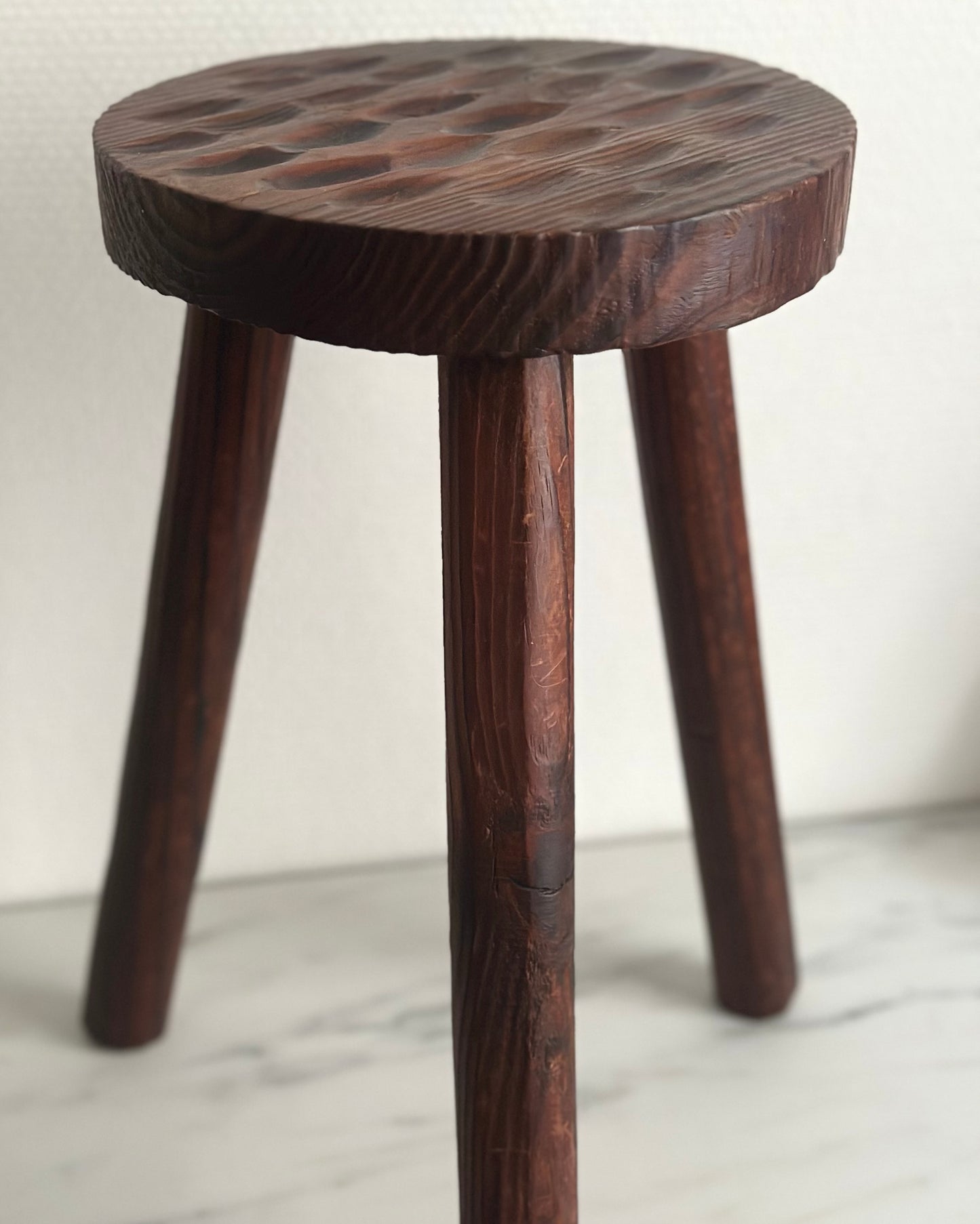 Tabouret tripode sculpté à l'adze, France