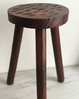 Tabouret tripode sculpté à l'adze, France