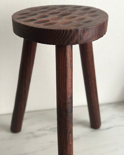 Tabouret tripode sculpté à l'adze, France