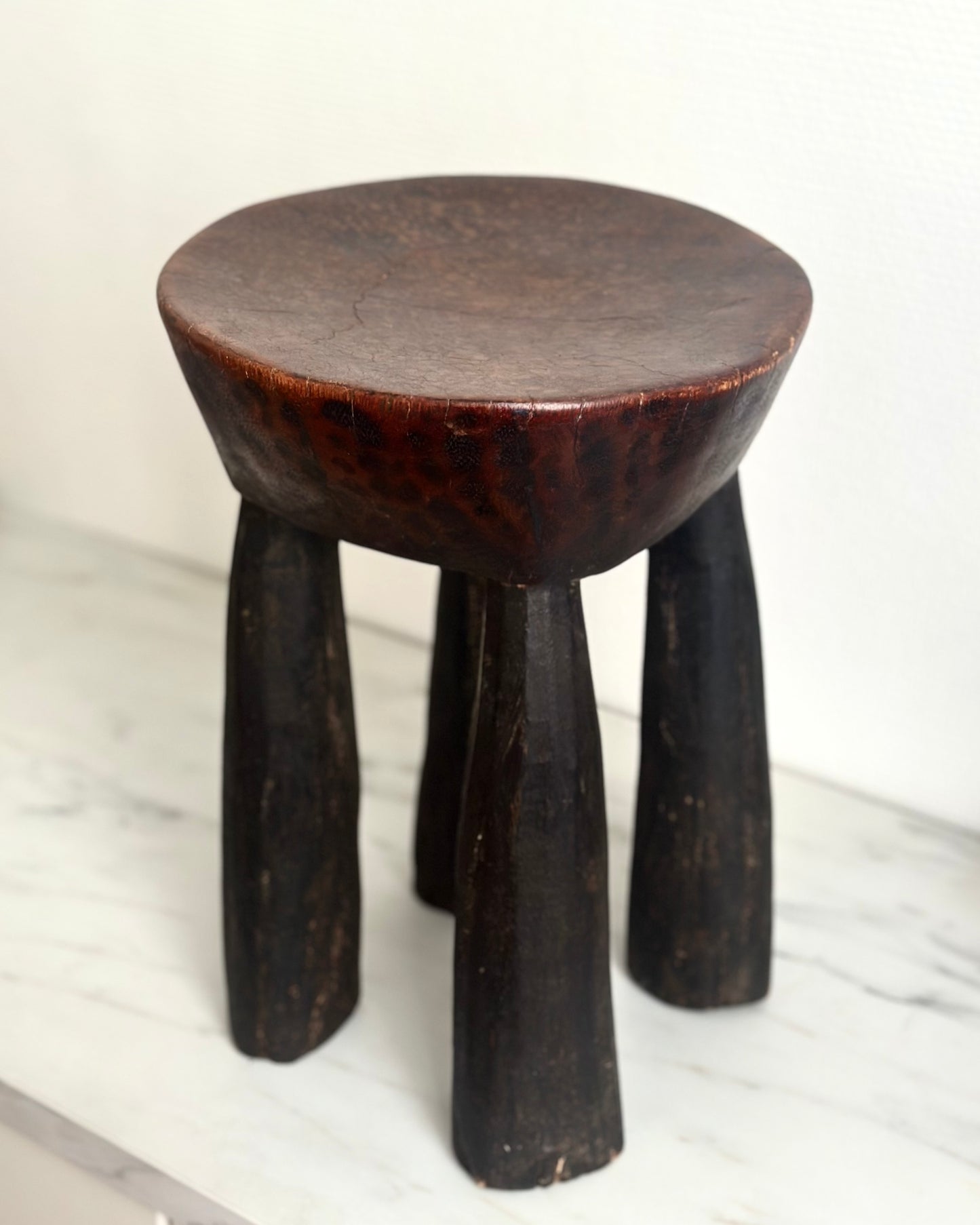 Tabouret tripode en bois sculpté, art Sénoufo