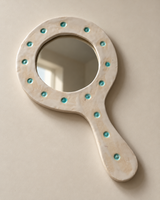 Miroir à main en céramique émaillée à décor de pastilles — monogrammé OB