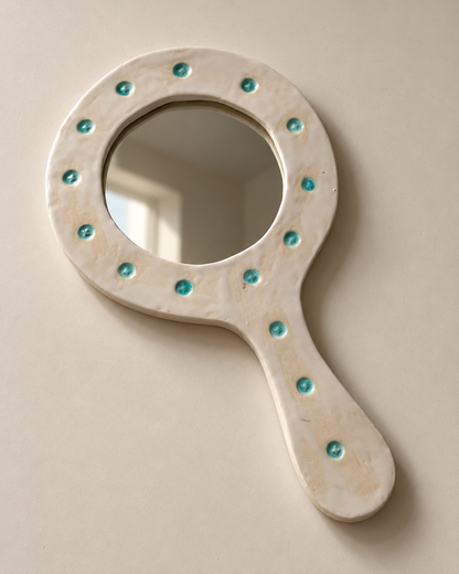 Miroir à main en céramique émaillée à décor de pastilles — monogrammé OB