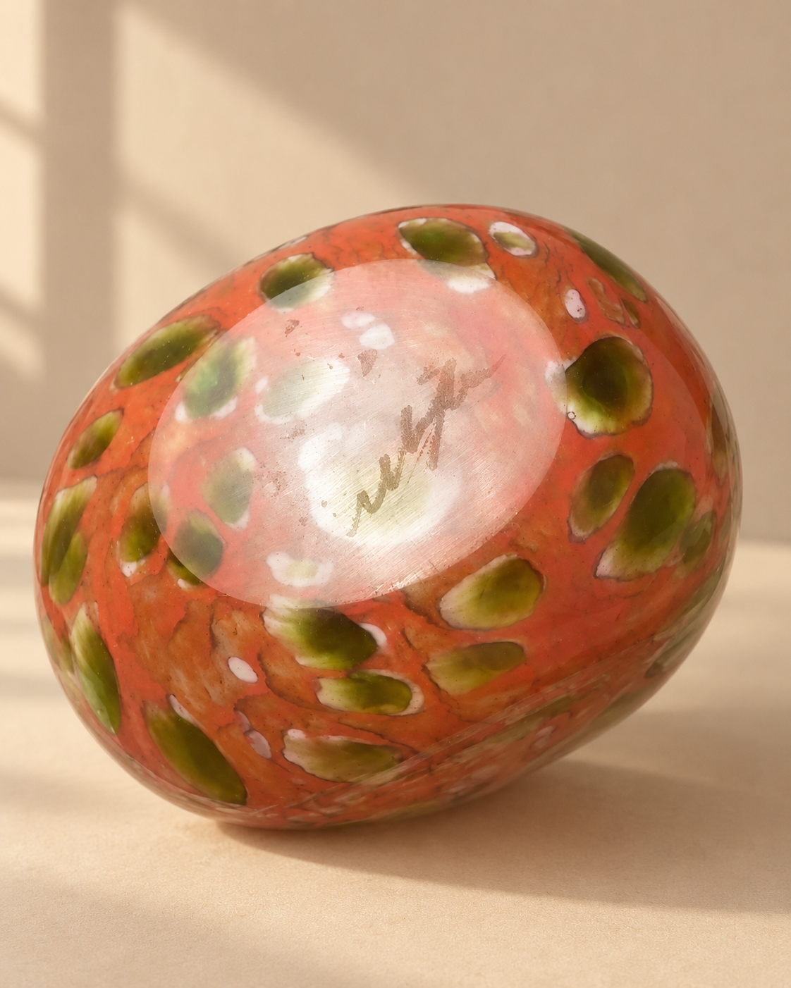 Vase boule en verre soufflé à décor moucheté — Mdina Glass, Malte, années 1970