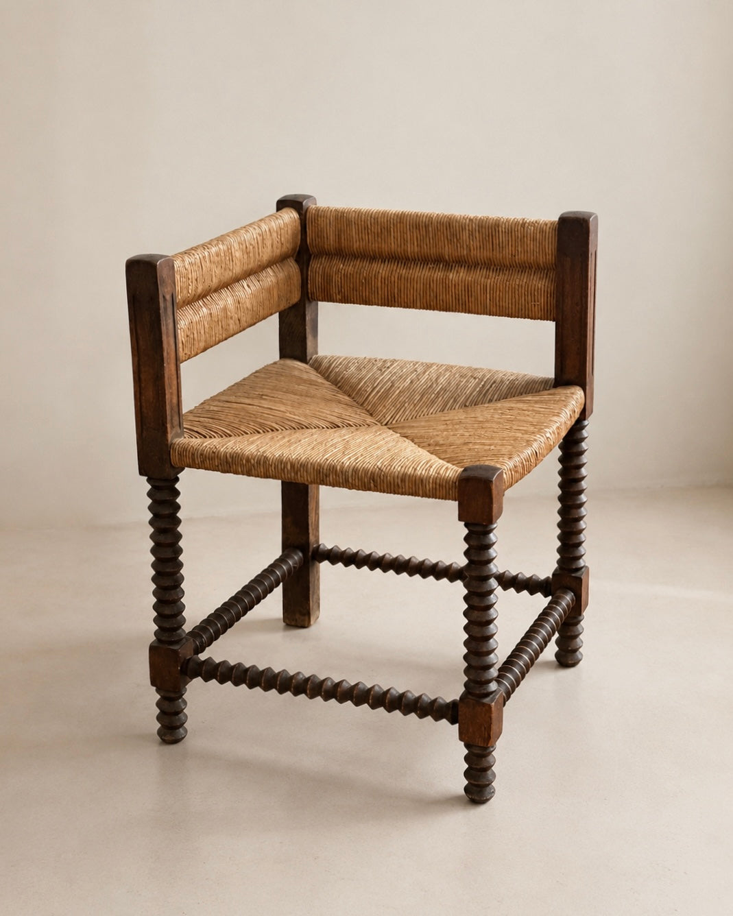 Fauteuil d'angle à piétement tourné en chapelet, dans le goût de Charles Dudouyt — France, circa 1940