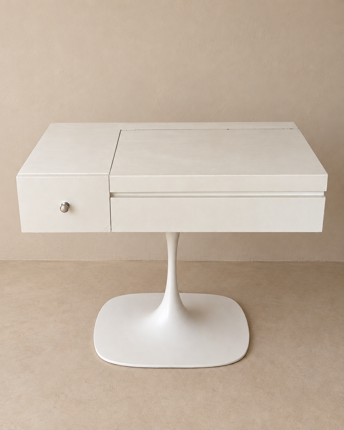 Coiffeuse à piètement tulipe en bois laqué blanc — années 1970